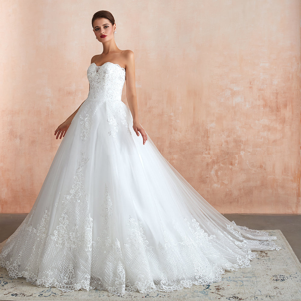 Stilvolles langes, trägerloses A-Linien-Brautkleid aus Tüll mit Applikationen