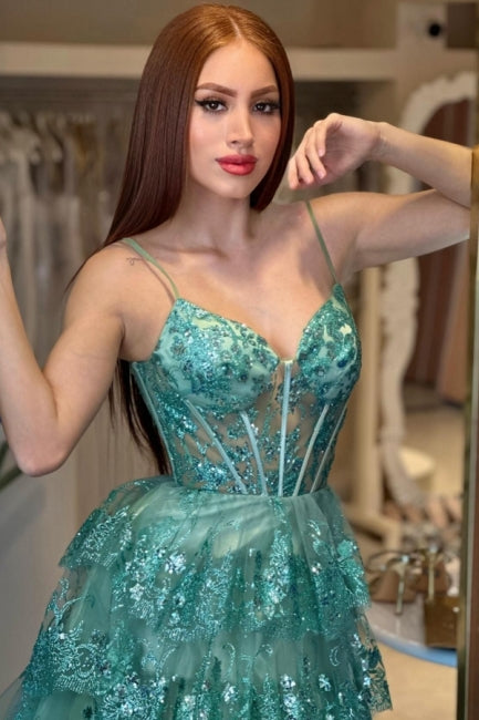 Stilvolles langes grünes A-Linien-Ballkleid mit Spaghettiträgern und Pailletten