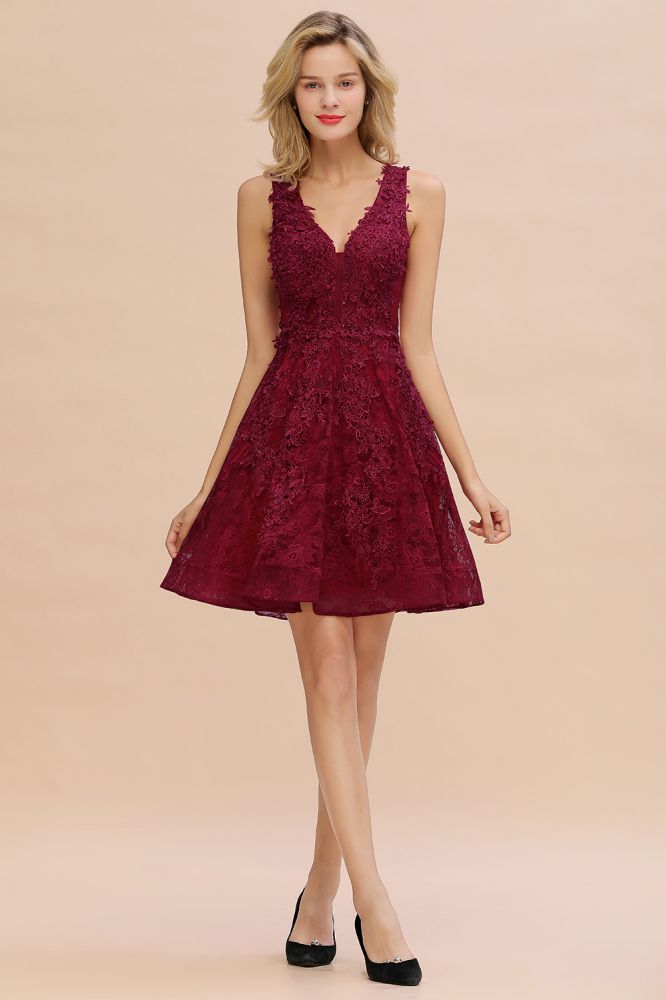 Stilvolles Homecoming-Kleid mit V-Ausschnitt und Blumenapplikationen, knielanges ärmelloses Partykleid