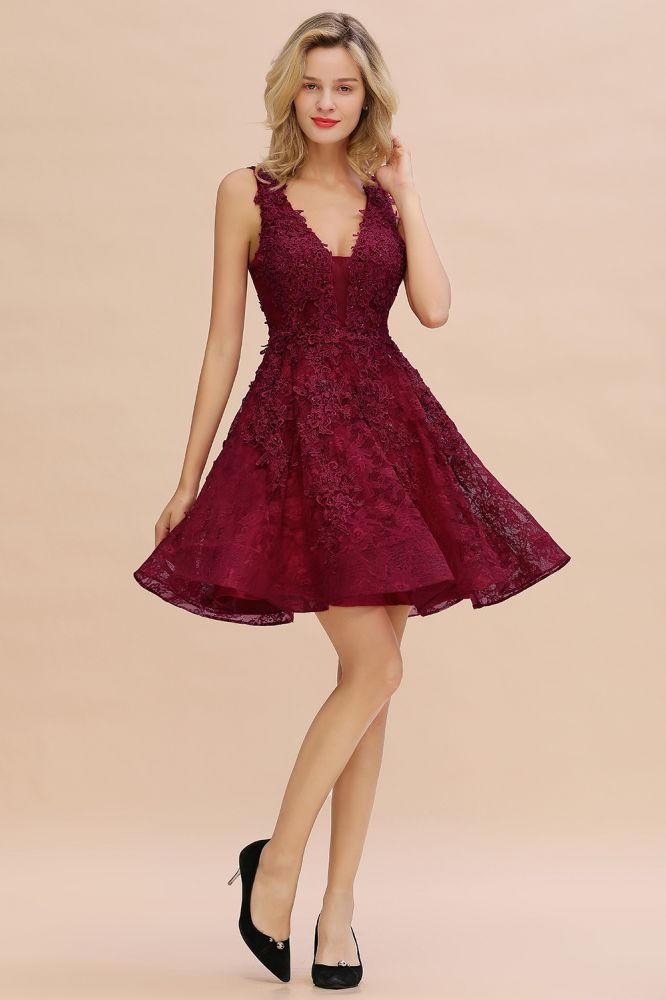 Stilvolles Homecoming-Kleid mit V-Ausschnitt und Blumenapplikationen, knielanges ärmelloses Partykleid