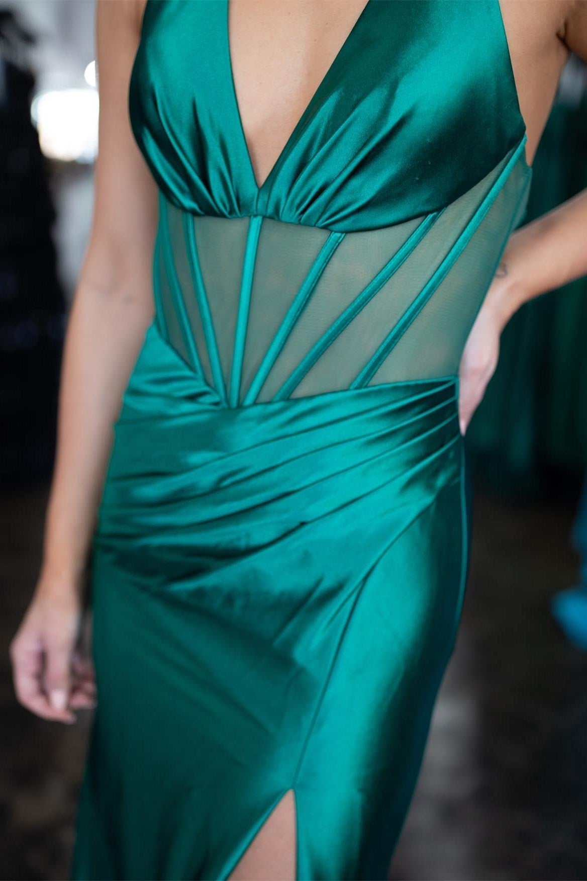 Sybella | Vestido de fiesta plisado con escote halter, corte sirena, color magenta y abertura