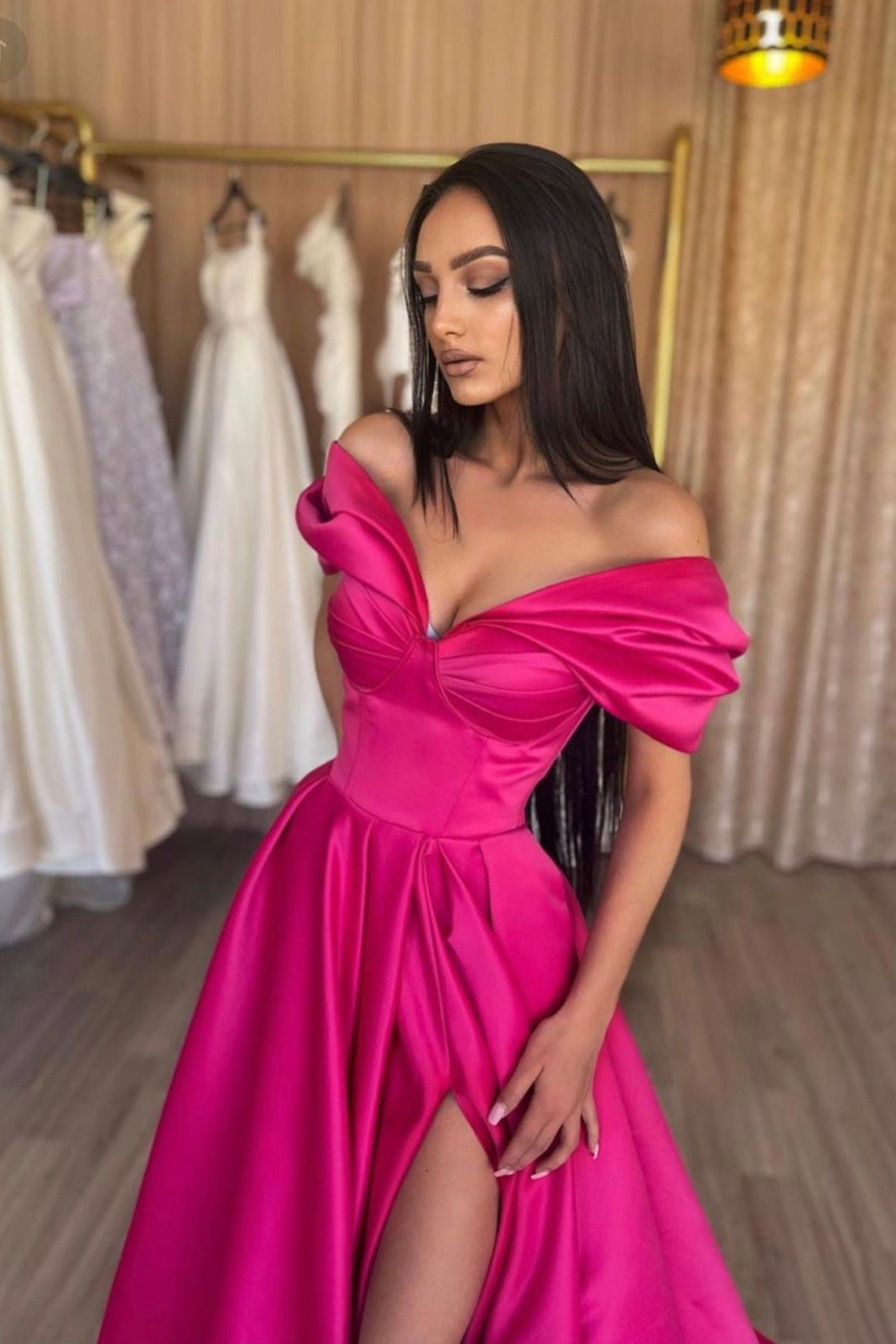 Murphy | Stilvolles, schulterfreies langes A-Linien-Ballkleid aus Satin, knallpinkes Abendkleid aus Satin mit Falten und Schlitz