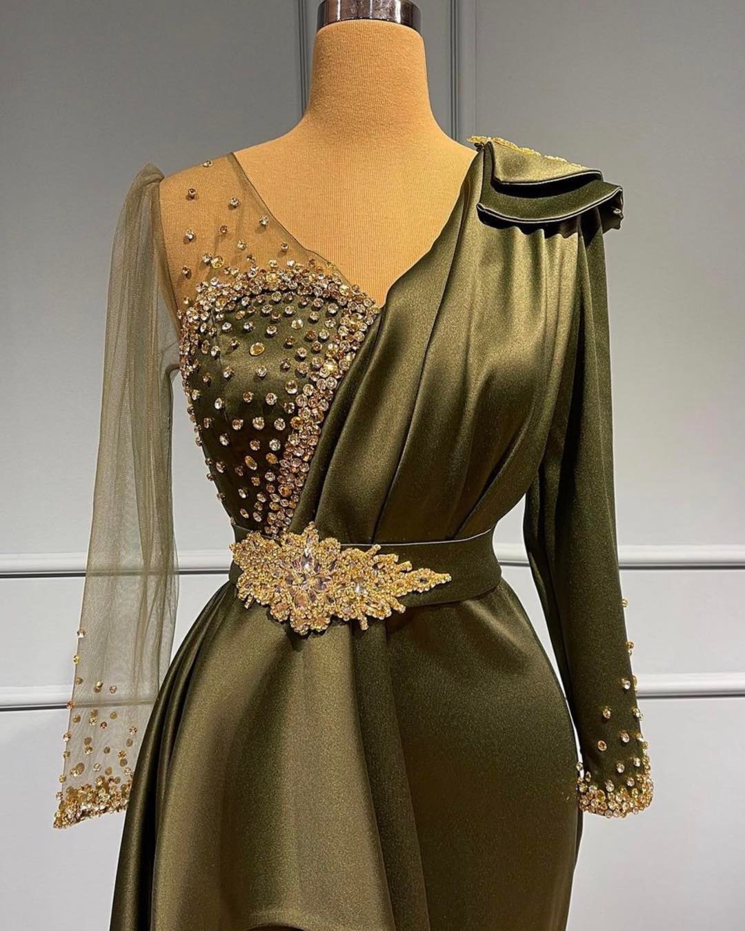 Vestido de fiesta vintage de satén con escote en V, estilo sirena, con abalorios y mangas