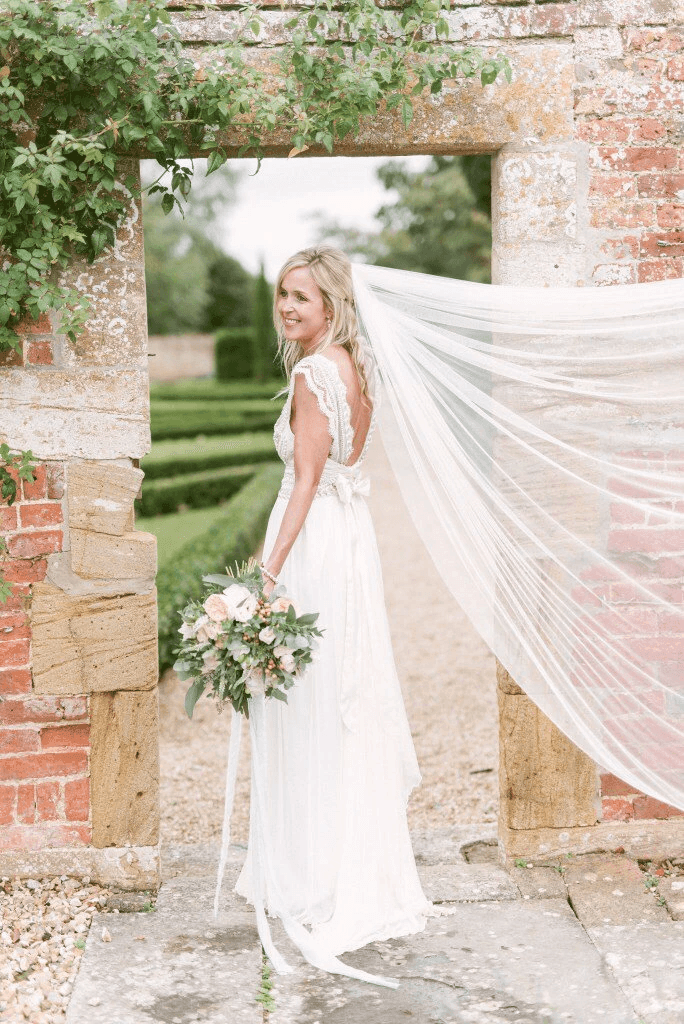 Wedding Dresses Modest Deep V-neck Beach Open Back Bridal Gowns WD539