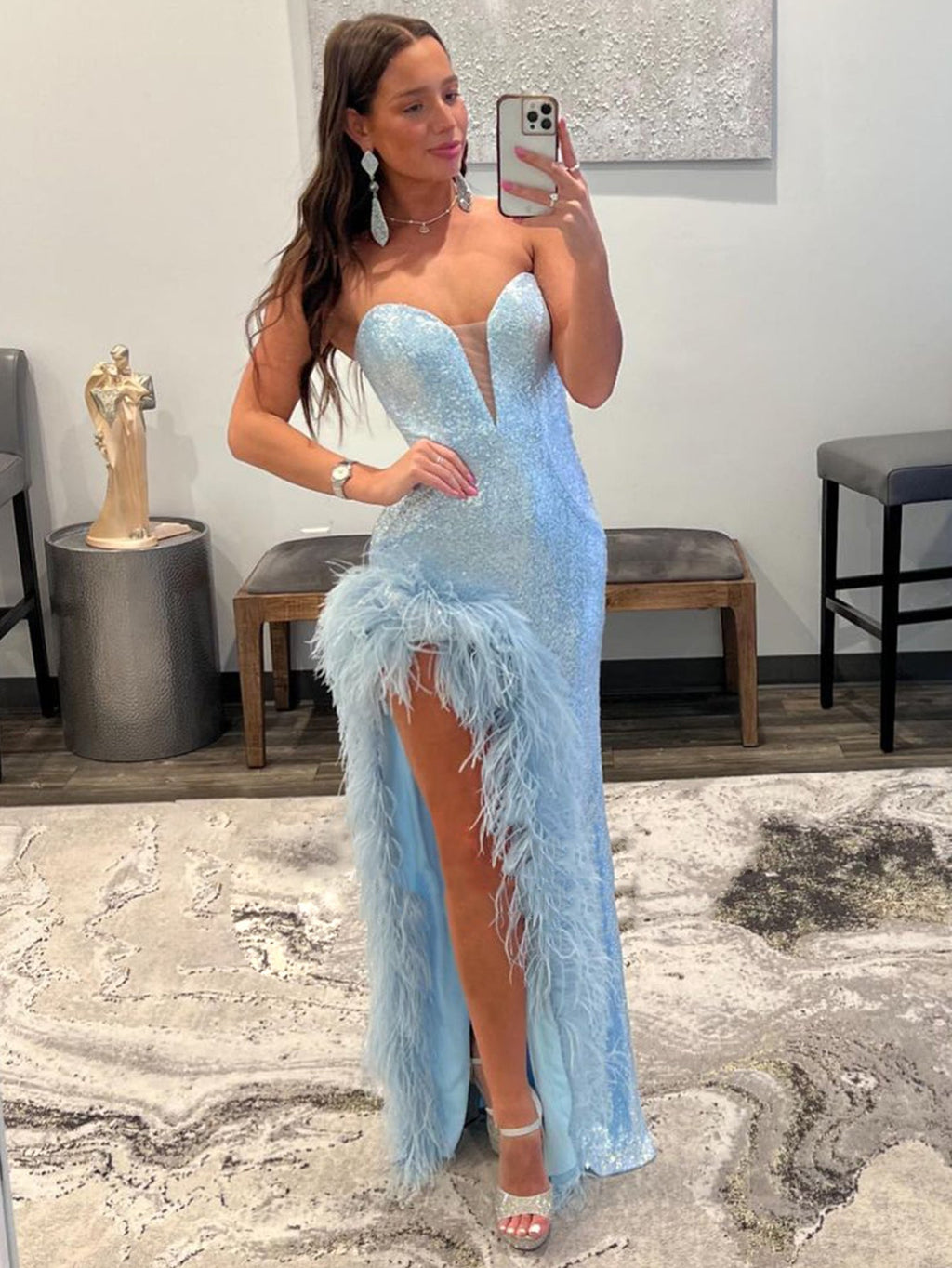 Nyra |Etuikleid mit trägerlosem Pailletten-Ballkleid und Schlitz