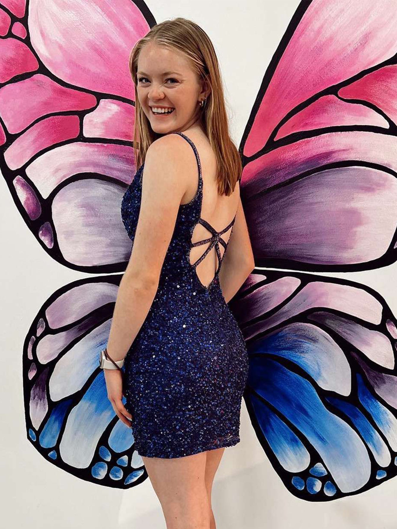 Kerensa | Vestido de fiesta con escote en V y lentejuelas