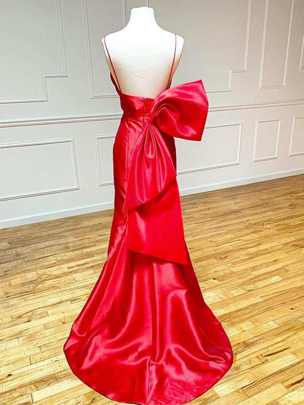 Vestido de fiesta largo de satén rojo con escote en V y corte sirena y pajarita