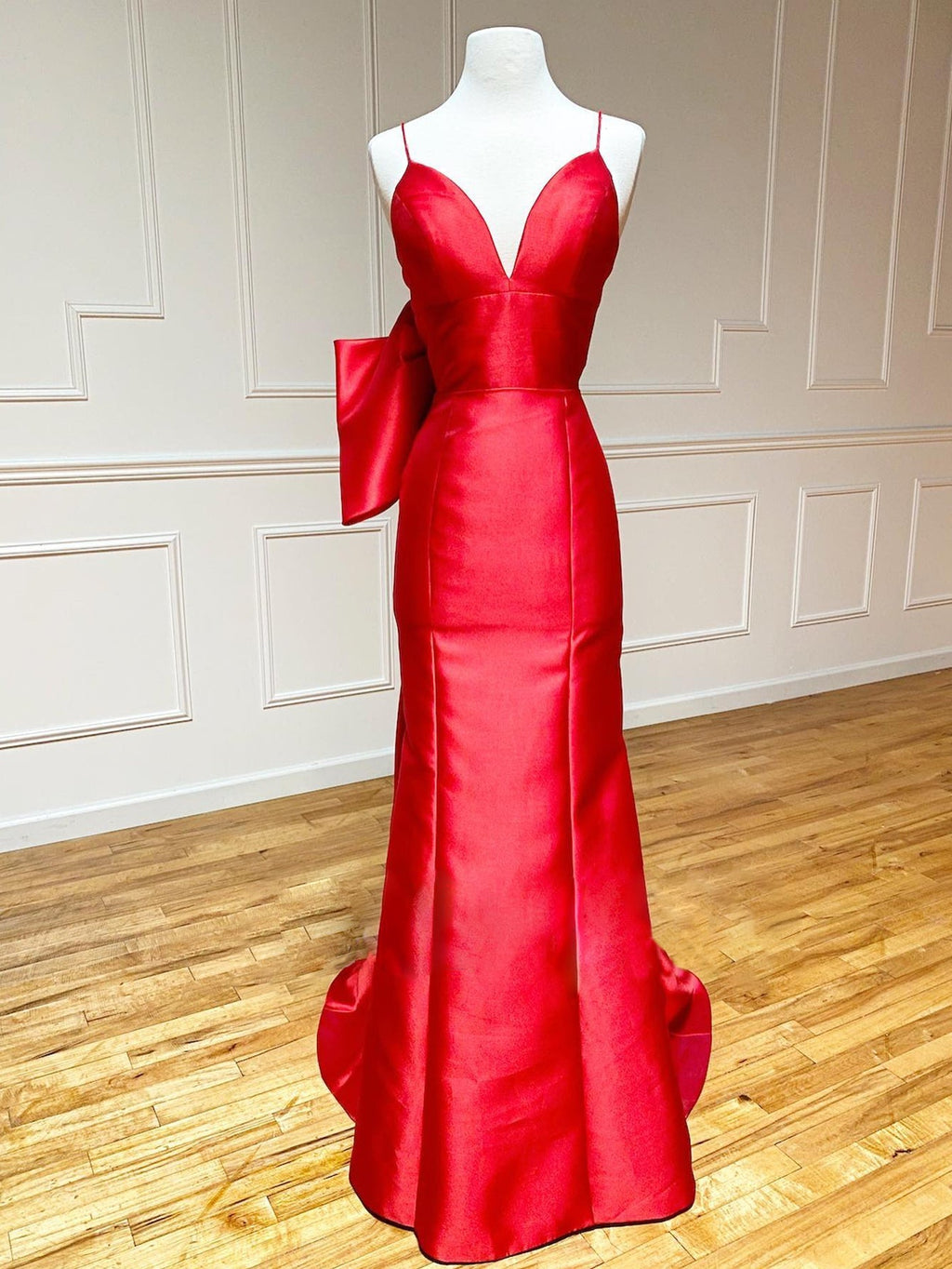 Vestido de fiesta largo de satén rojo con escote en V y corte sirena y pajarita