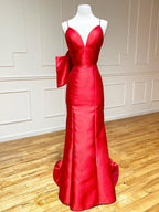 Vestido de fiesta largo de satén rojo con escote en V y corte sirena y pajarita