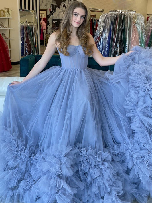Trägerloses, blaues, langes A-Linien-Ballkleid mit Stufen