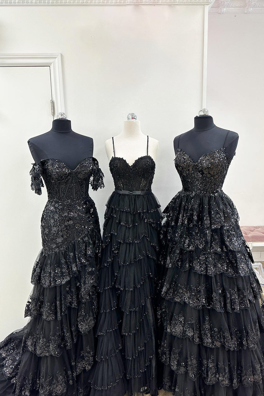 Maryam | Vestido de fiesta de encaje escalonado con tirantes finos y corte A