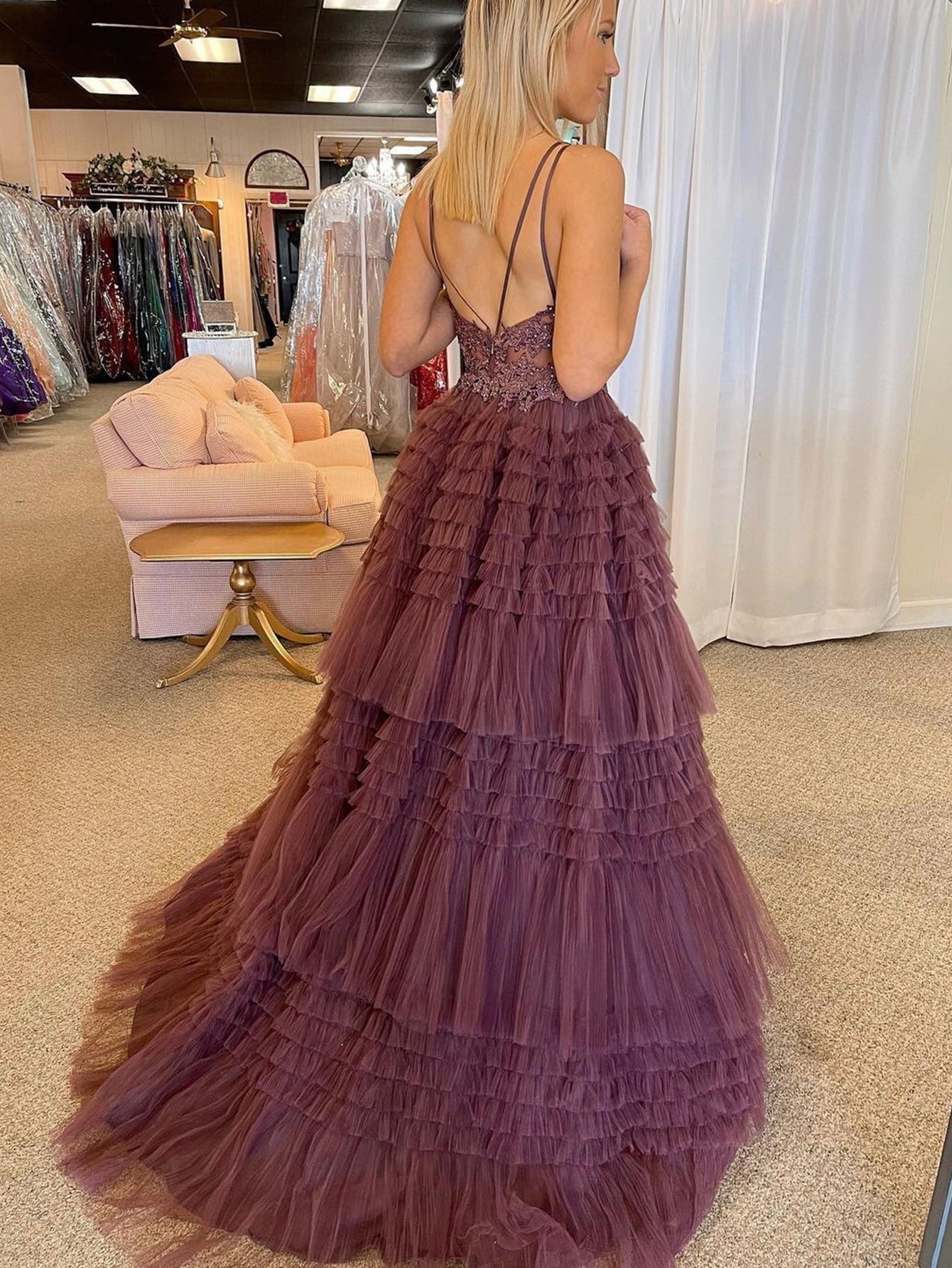 Schwarzes, asymmetrisches, langes Ballkleid aus Tüll mit V-Ausschnitt