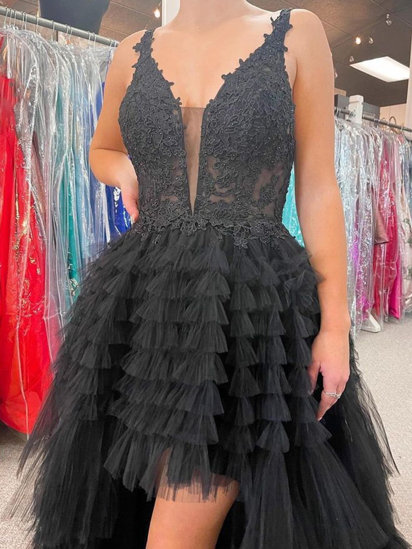 Schwarzes, asymmetrisches, langes Ballkleid aus Tüll mit V-Ausschnitt