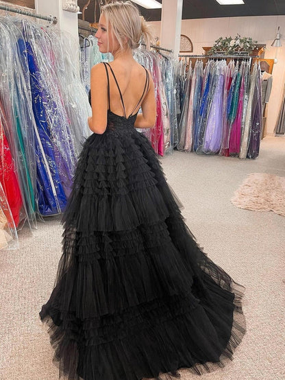 Schwarzes, asymmetrisches, langes Ballkleid aus Tüll mit V-Ausschnitt