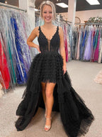 Schwarzes, asymmetrisches, langes Ballkleid aus Tüll mit V-Ausschnitt