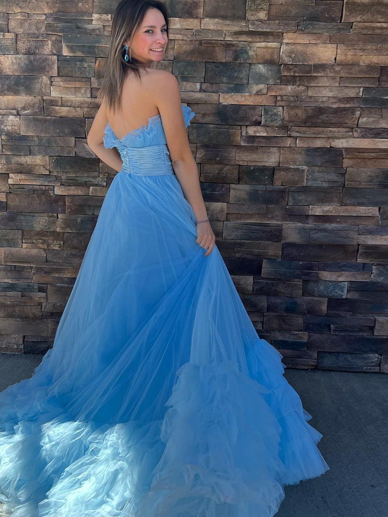 Alani | A-Linien-Ballkleid aus trägerlosem, rosafarbenem, gestuftem Tüll