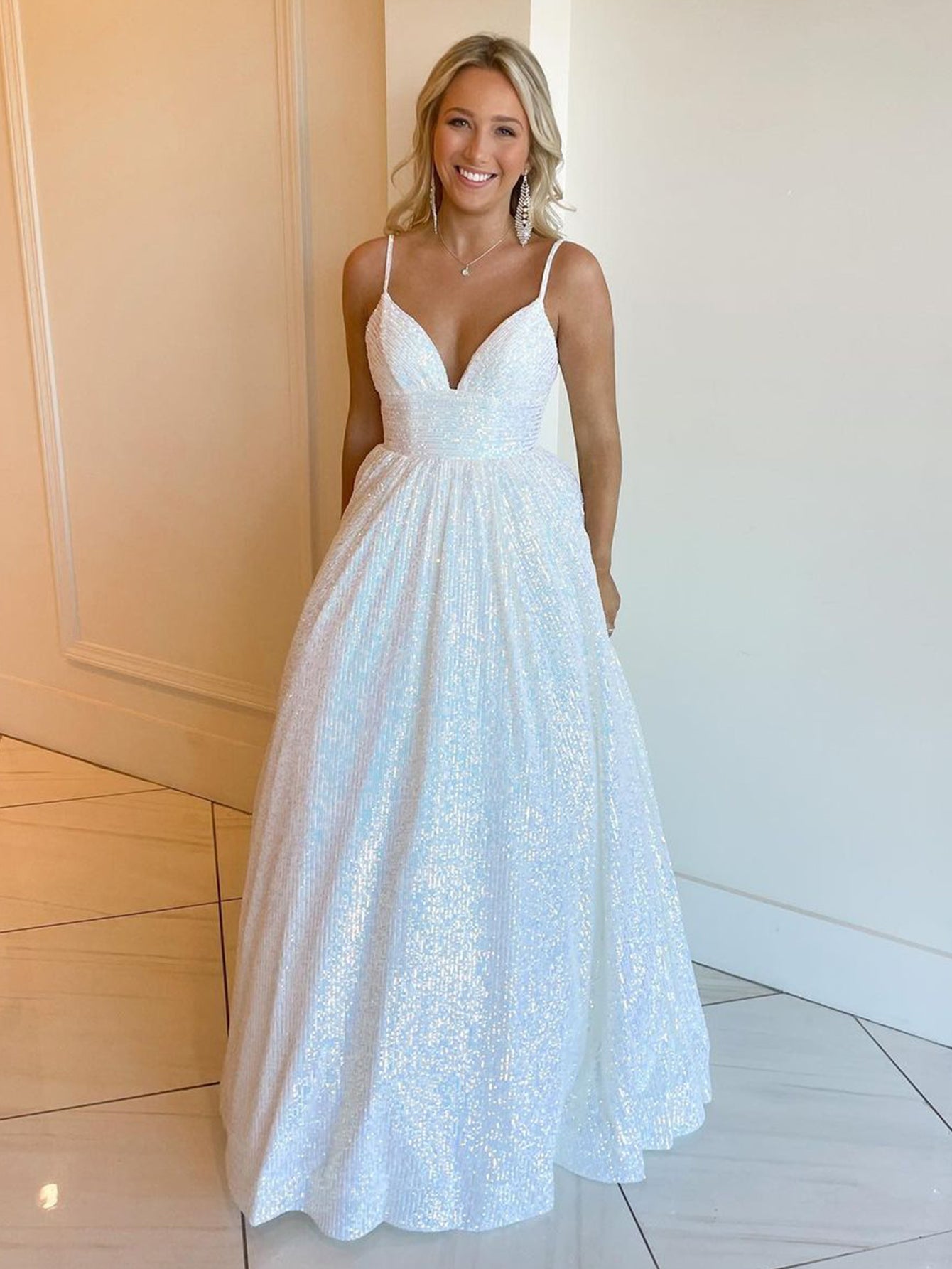 Hayden | Langes Ballkleid mit Pailletten und V-Ausschnitt in A-Linie
