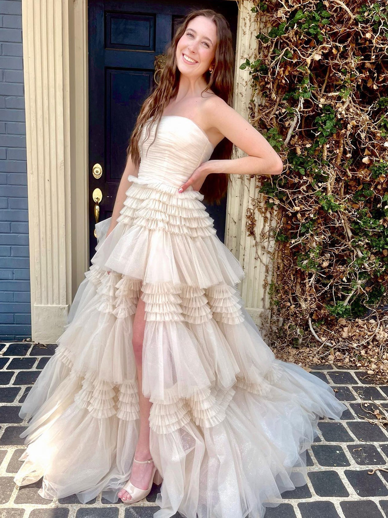 Daniela | Langes, trägerloses A-Linien-Ballkleid aus Tüll mit gestuften Rüschen
