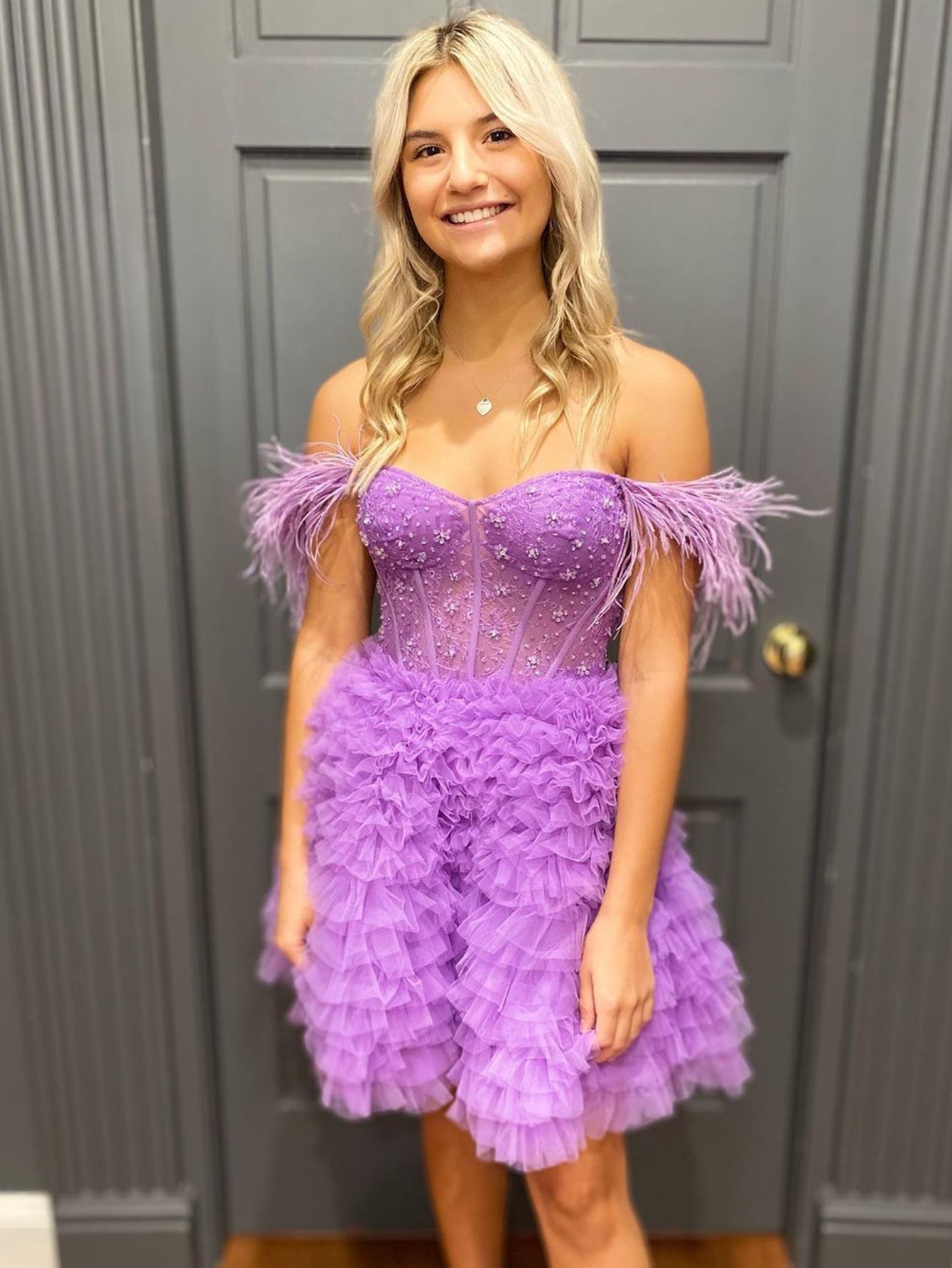 Olivia | A-Linie, schulterfrei, hellblau, kurzes Homecoming-Kleid mit Feder