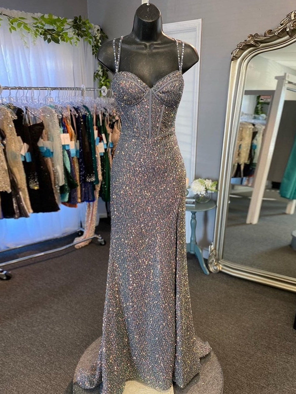 Langes Ballkleid mit V-Ausschnitt und Schlitz in Grau mit Glitzer