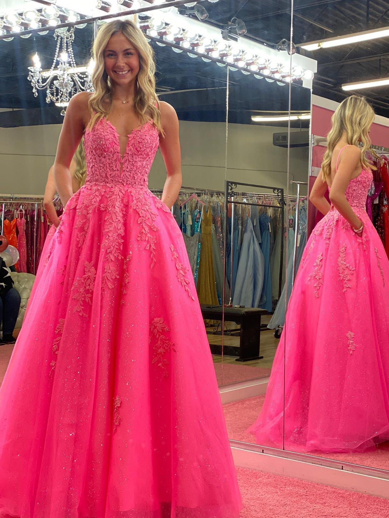 Angelina | Langes Ballkleid aus Spitze in A-Linie mit V-Ausschnitt in Rosa