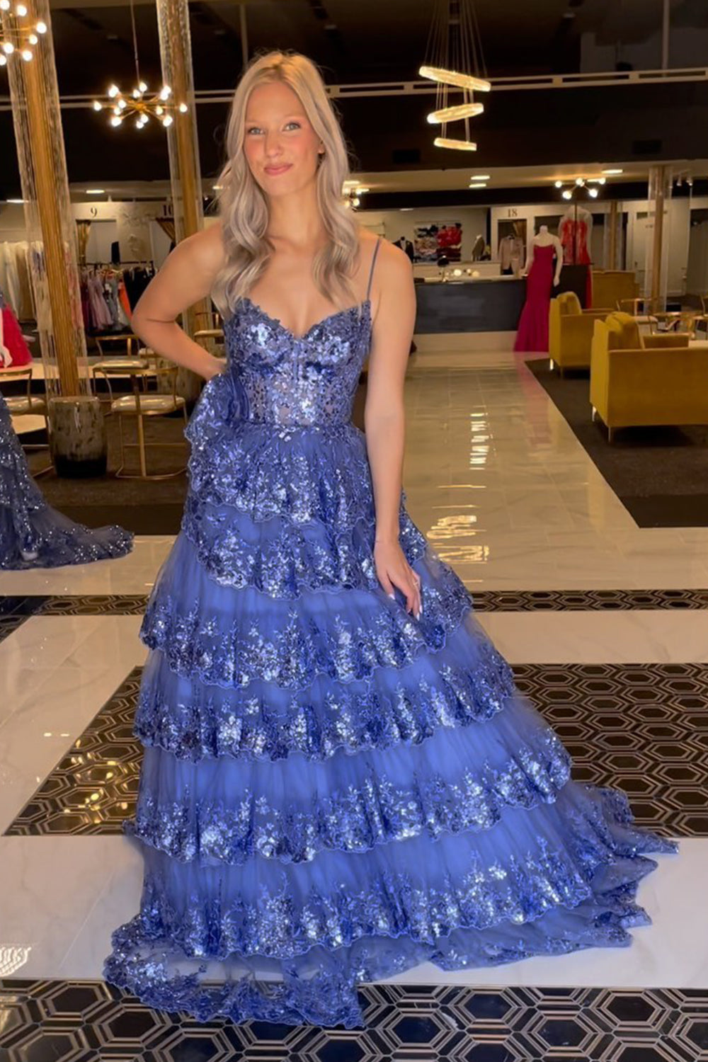 Maryam | Vestido de fiesta de encaje escalonado con tirantes finos y corte A