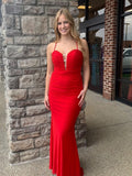Vestido de fiesta largo de sirena con escote en forma de corazón, espalda descubierta y corte en rojo