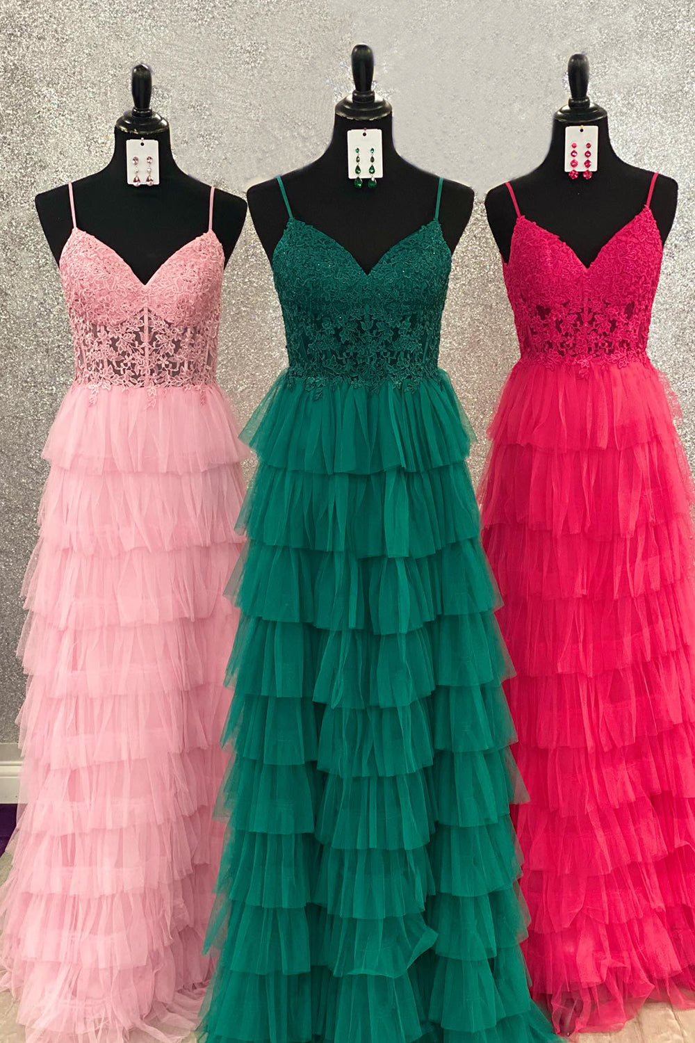 Aubree | Vestido de fiesta largo de tul con capas, corte A, color verde oscuro y encaje
