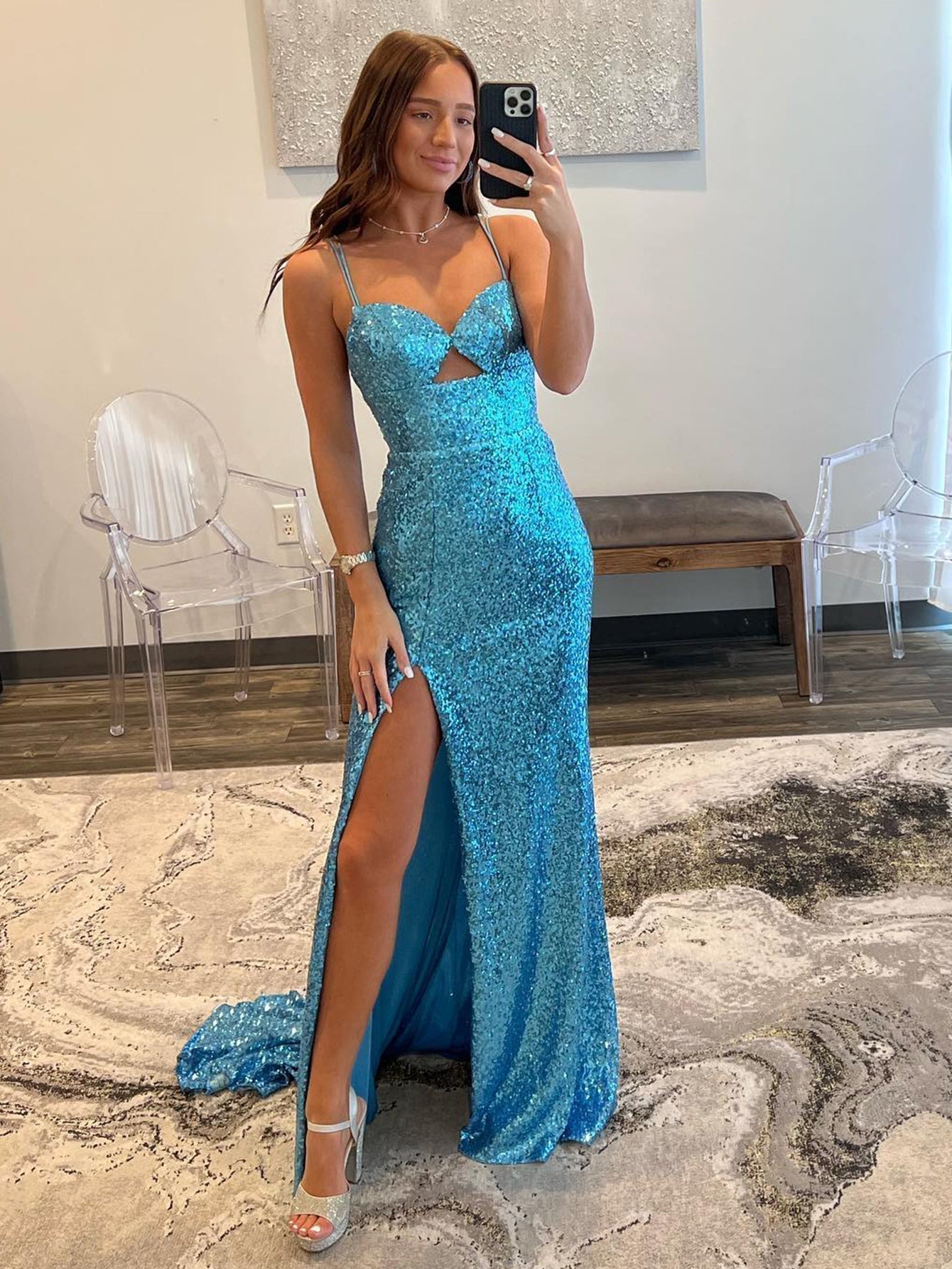 Vestido de fiesta largo azul con escote en V y corte sirena