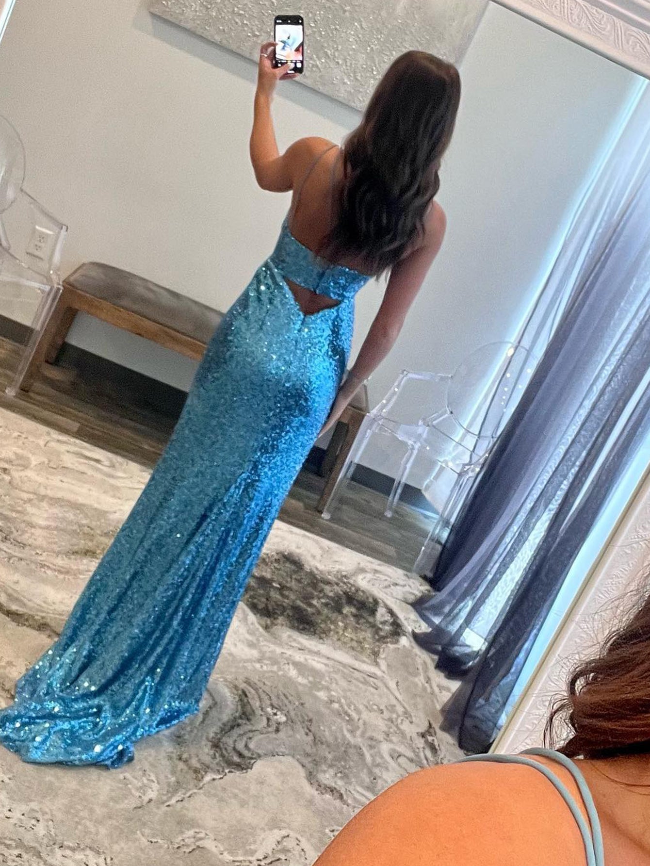Vestido de fiesta largo azul con escote en V y corte sirena