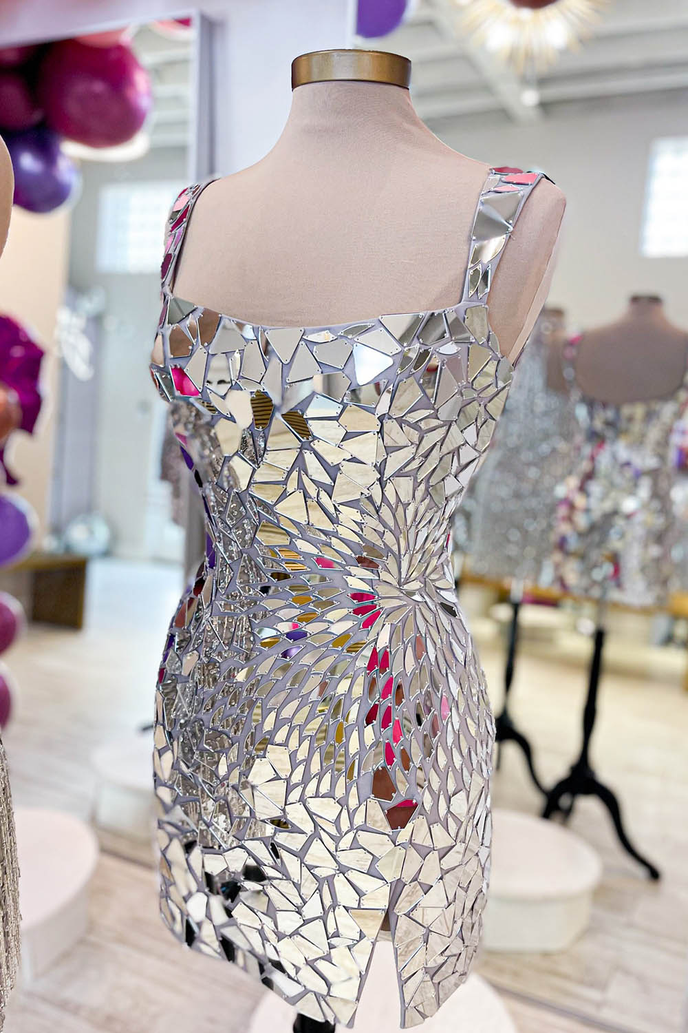 Luz | Vestido de fiesta corto, ajustado, con escote redondo y efecto espejo, color plateado brillante