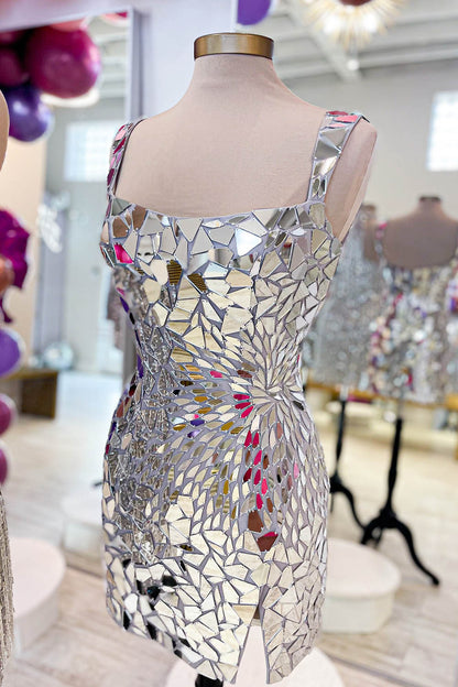 Luz | Vestido de fiesta corto, ajustado, con escote redondo y efecto espejo, color plateado brillante