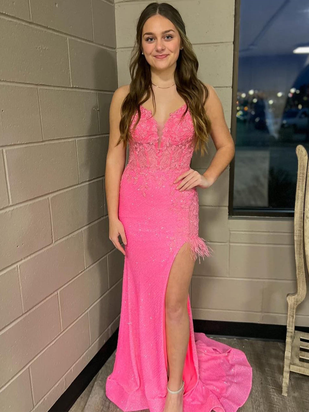 Arlette | Vestido de fiesta largo, ajustado, con escote en V y espalda descubierta, de sirena rosa y abertura