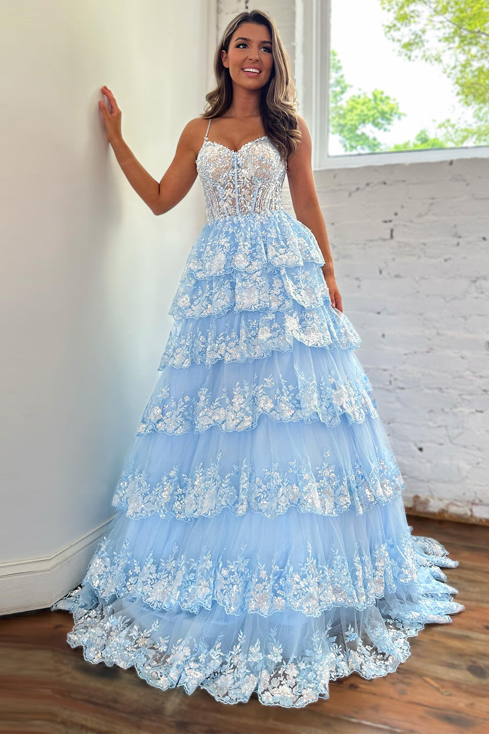 Maryam | Vestido de fiesta de encaje escalonado con tirantes finos y corte A
