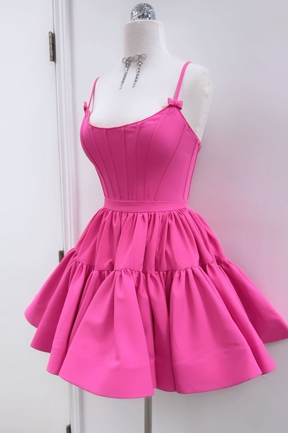 Mabel | Vestido de fiesta con cordones y volantes en forma de A