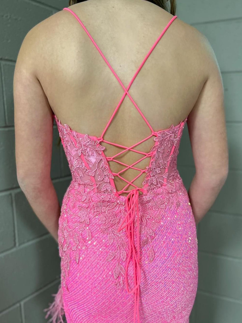 Arlette | Vestido de fiesta largo, ajustado, con escote en V y espalda descubierta, de sirena rosa y abertura