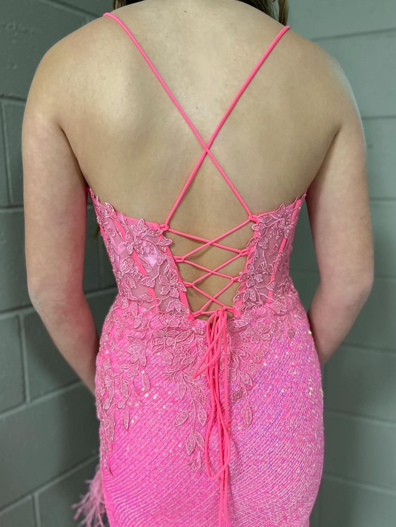 Arlette | Vestido de fiesta largo, ajustado, con escote en V y espalda descubierta, de sirena rosa y abertura