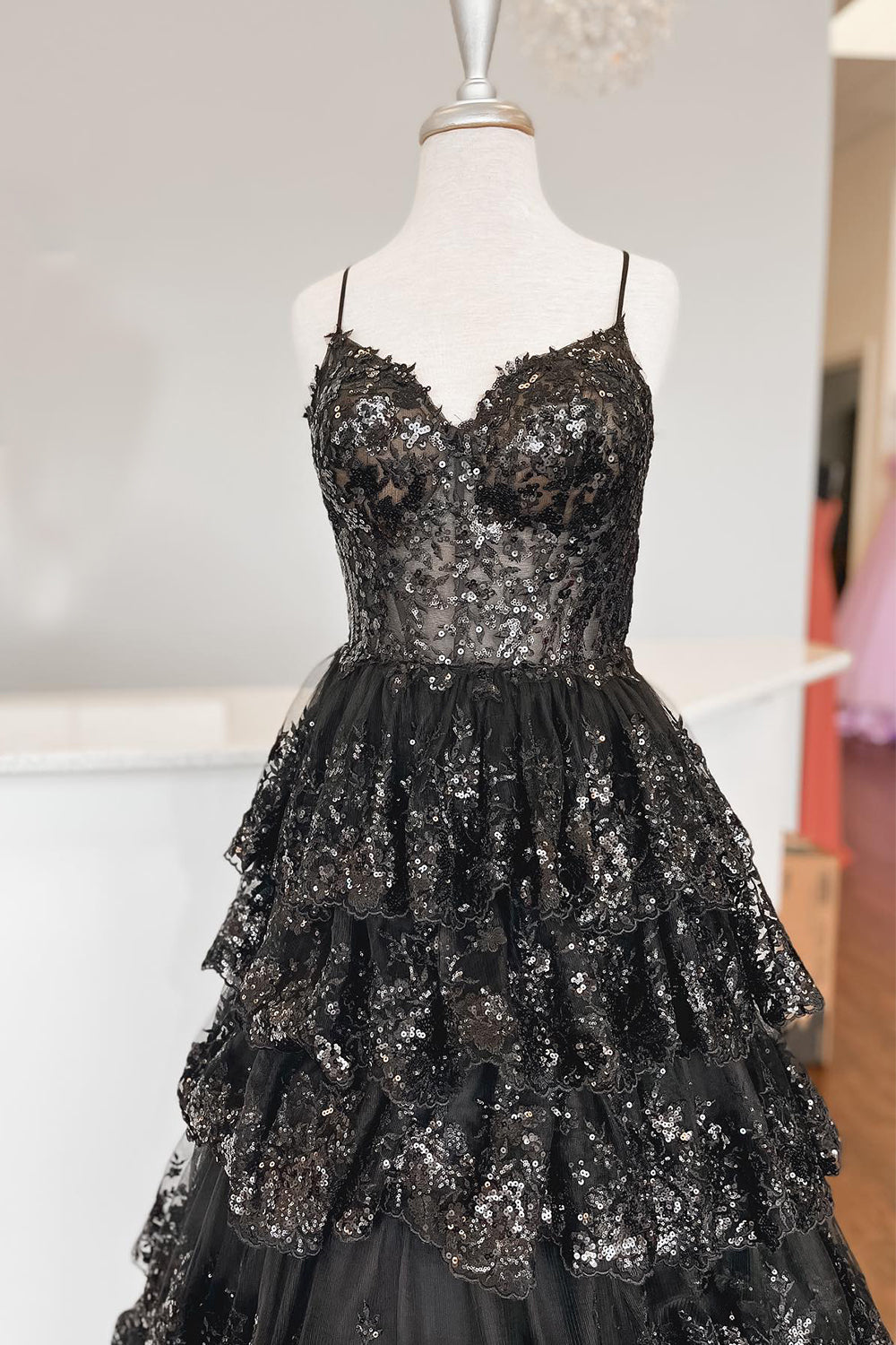Maryam | Vestido de fiesta de encaje escalonado con tirantes finos y corte A