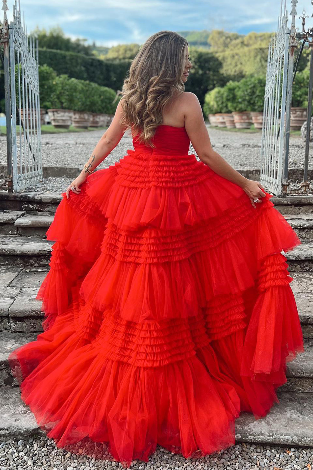 Daniela | Langes, trägerloses A-Linien-Ballkleid aus Tüll mit gestuften Rüschen