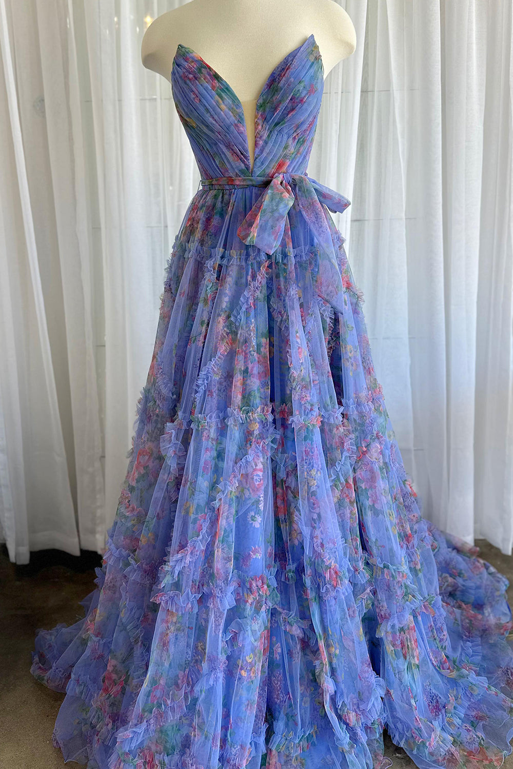 Izabella | A-Linien-Ballkleid aus Tüll mit Herzausschnitt und Blumenmuster und Schlitz