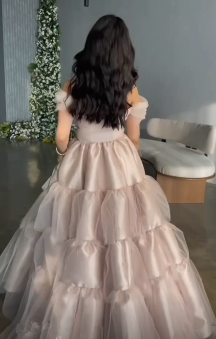 Elegantes schulterfreies Ballkleid aus Tüll-Satin mit mehreren Lagen Y7633