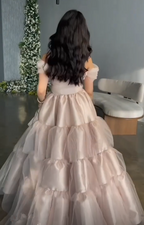 Elegantes schulterfreies Ballkleid aus Tüll-Satin mit mehreren Lagen Y7633