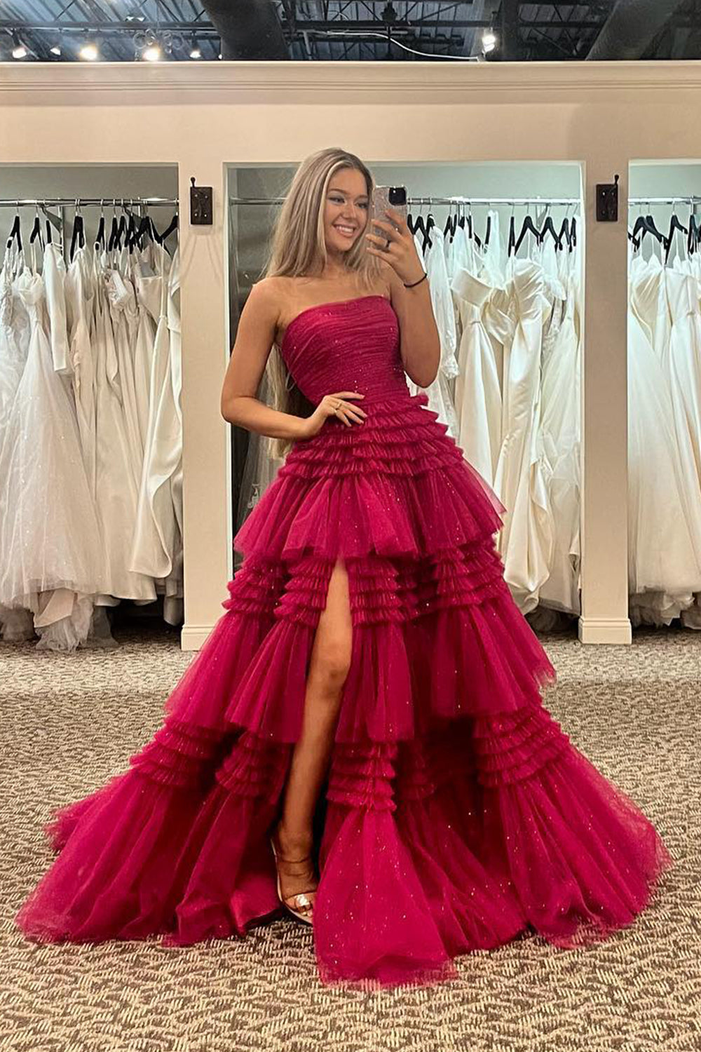 Daniela | Langes, trägerloses A-Linien-Ballkleid aus Tüll mit gestuften Rüschen