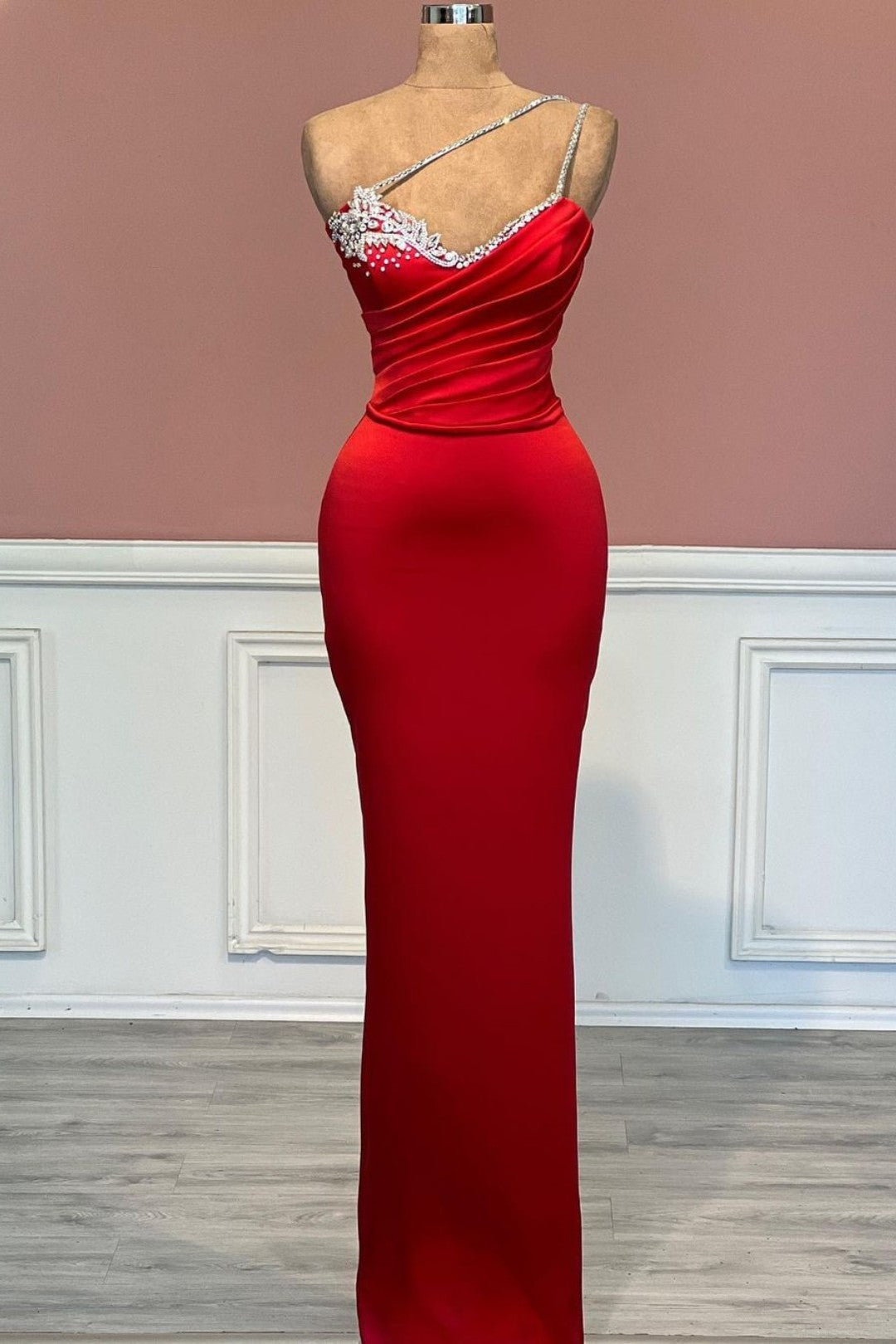 Rotes One-Shoulder-Ballkleid aus Satin mit ärmellosem Perlendetail