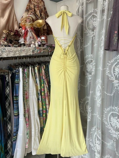 Elegante vestido de fiesta amarillo de sirena con cuello halter, lentejuelas y diamantes, largo, sin espalda, con abertura, Y8554