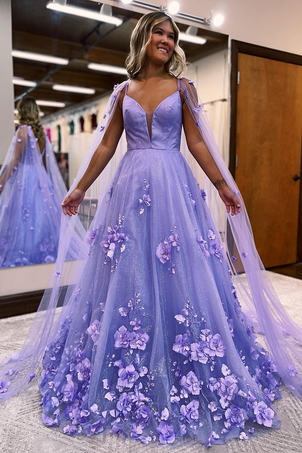 Vestido de fiesta lavanda con encaje floral 3D, corte A y mangas estilo capa 