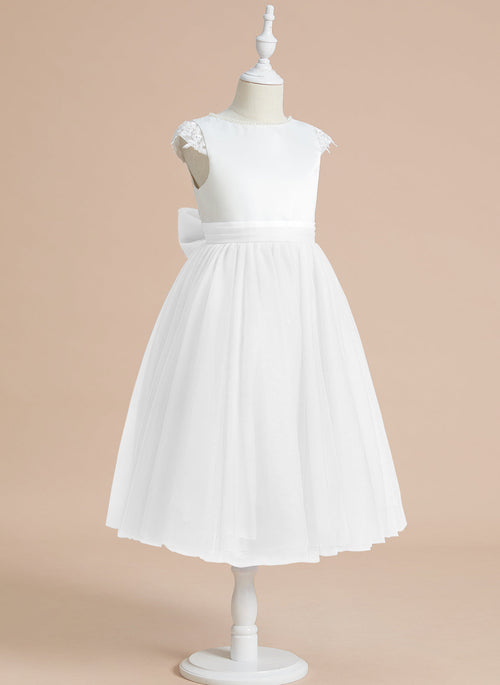 Vestido de primera comunión de tul satinado con corte en A y largo hasta la rodilla