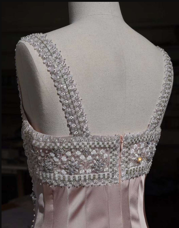 Vestido de fiesta de satén color nude de lujo con cuentas de diamantes hechas a mano Y4542