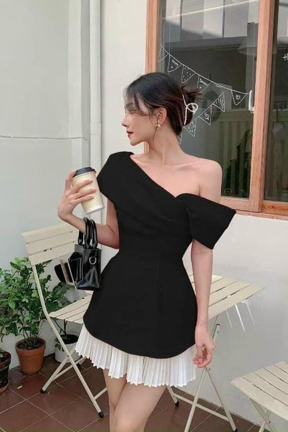 Schwarzes A-Linien-Heimkehrkleid mit Patchwork in Schwarz und Weiß Y5825