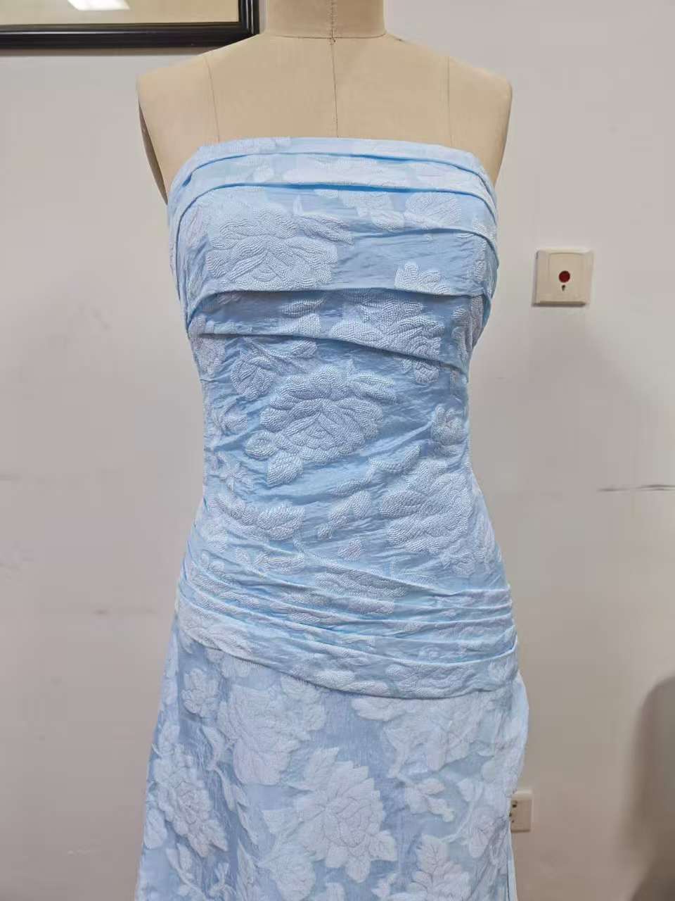 Schickes blaues trägerloses Satin-Print-Blumen-Langballkleid Etuikleid mit Schlitz Y8152